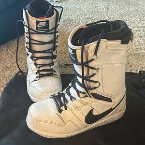 White Nike Vapen Snowboard Boots
